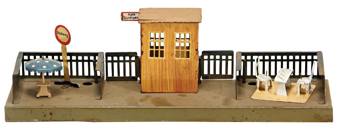 MÄRKLIN track 0, platform barrier, without lamps, 25 x: MÄRKLIN track 0, platform barrier, without lamps, 25 x 9.5 cm, table with bench, with small shade , 1 danger sign, 1 lamp Kibri, good condition German Description MÄRKLIN Spur 0, Bahnsteigsperre, oh