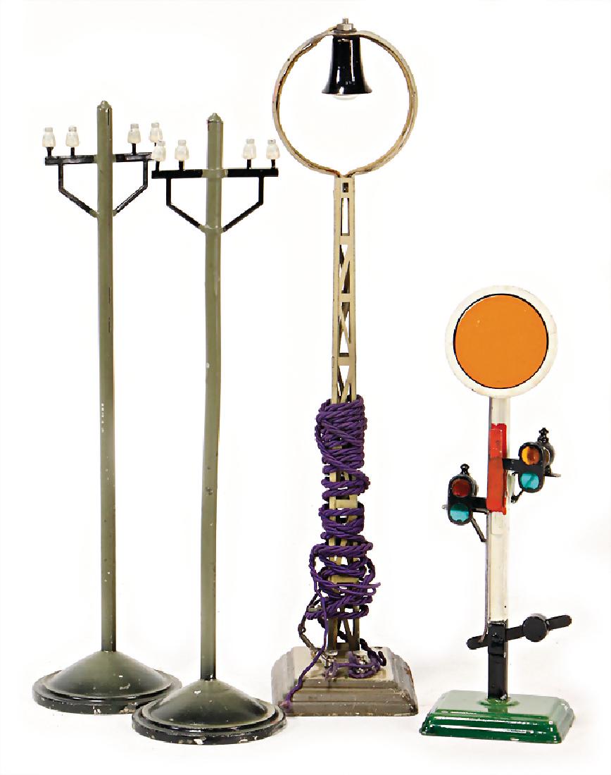 MÄRKLIN 4 pieces, 2x telegraph mast, 1 lamp, 5350,: MÄRKLIN 4 pieces, 2x telegraph mast, 1 lamp, 5350, lampshade is burst, 1 advance signal, 16.5 cm German Description MÄRKLIN 4 Teile, 2x Telegraphen-Mast, 1 Lampe, 5350, Schirm aufgeplatzt, 1 Vorsign