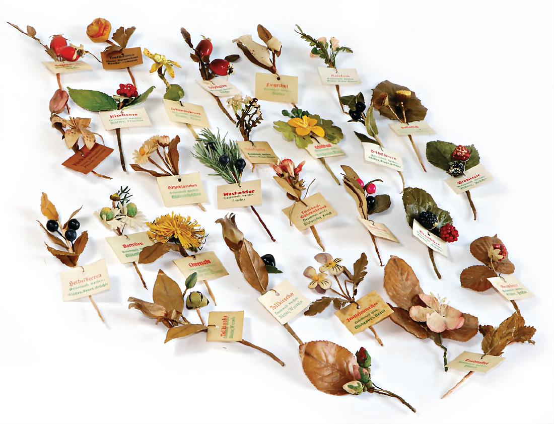 mixed lot of floral decorations, c. 20 pieces German: mixed lot of floral decorations, c. 20 pieces German Description Konv. Blumenschmuck, ca. 20 Teile