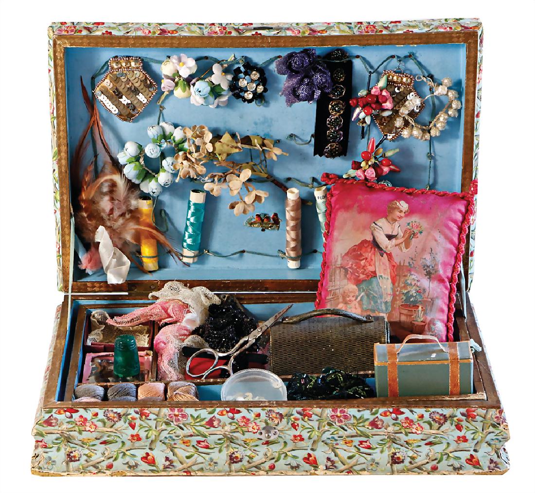 casket, France, with small painted cushion, 12.5 cm, (1 of 1)