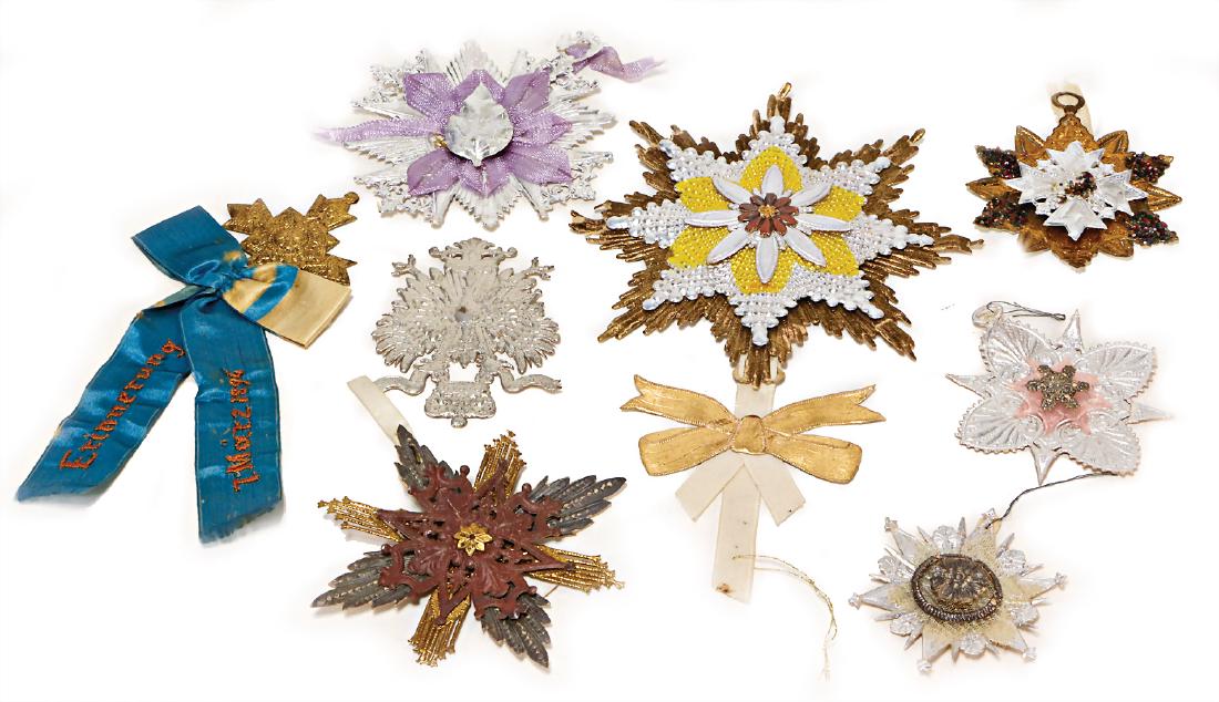 mixed lot of 8 Cotilon medals as Christmas tree: mixed lot of 8 Cotilon medals as Christmas tree decoration, 8-14 cm, around 1900 German Description Konv. 8 Cotilon-Orden als Christbaumschmuck, 8-14 cm, um 1900