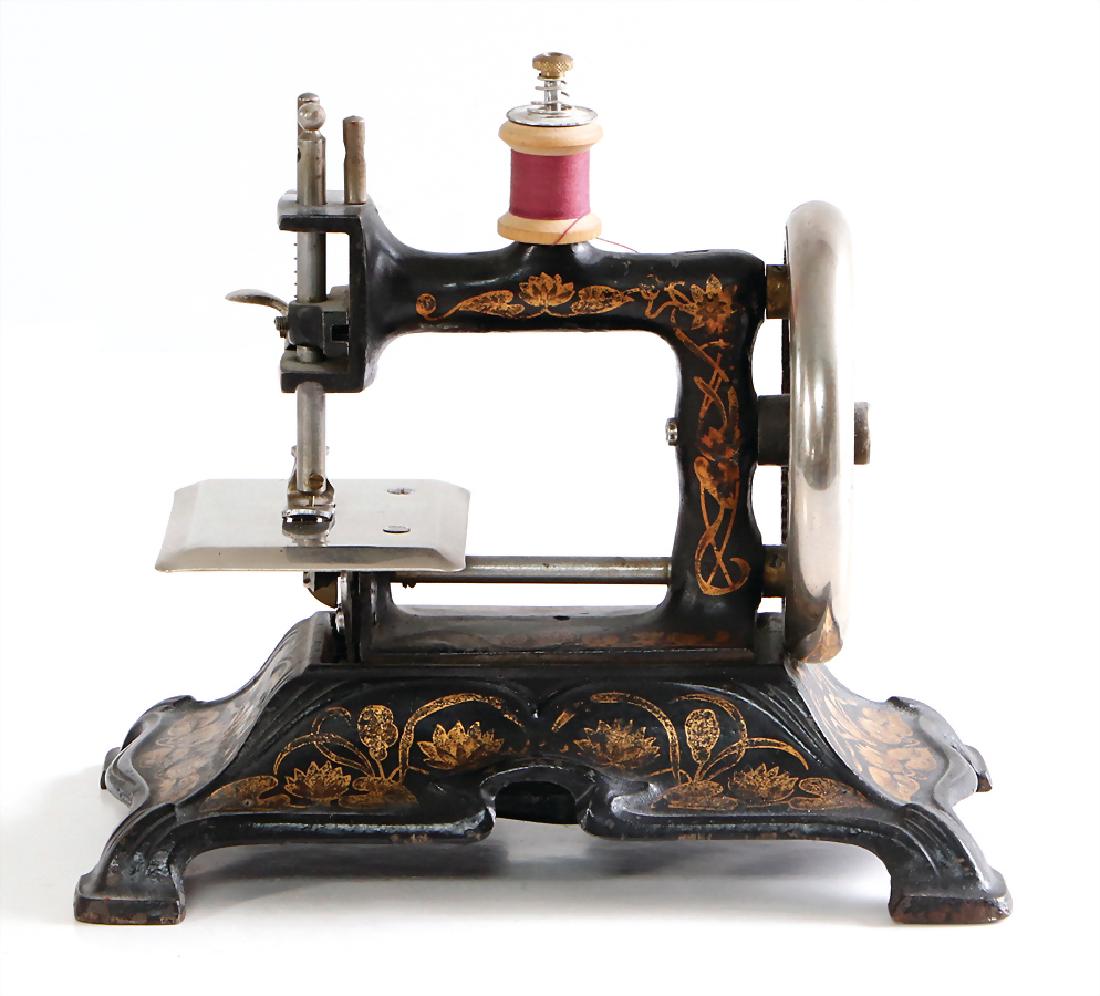 MÜLLER sewing machine, No. 15, flower decor, color is (1 of 1)