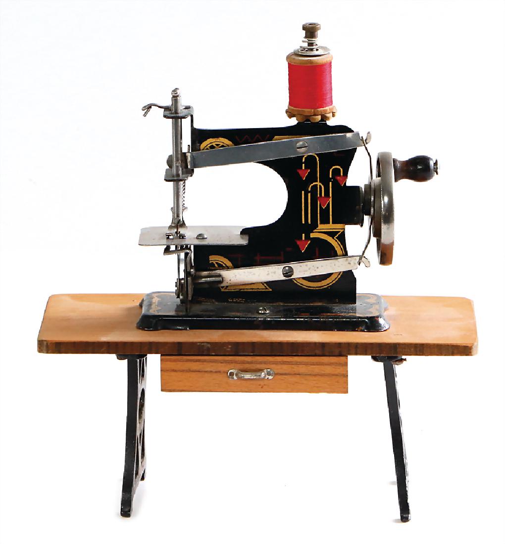 CASIGE sewing machine, No. 206, flowers-decor "3",: CASIGE sewing machine, No. 206, flowers-decor "3", color is slightly bleached out, otherwise good condition, working, wooden handle is missing, 19x20 cm German Description CASIGE Nähmaschine, Nr. 206