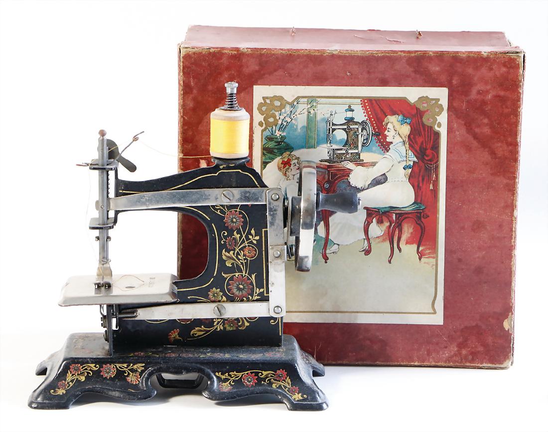MÜLLER sewing machine, No. 2, with horizontal pole at (1 of 1)