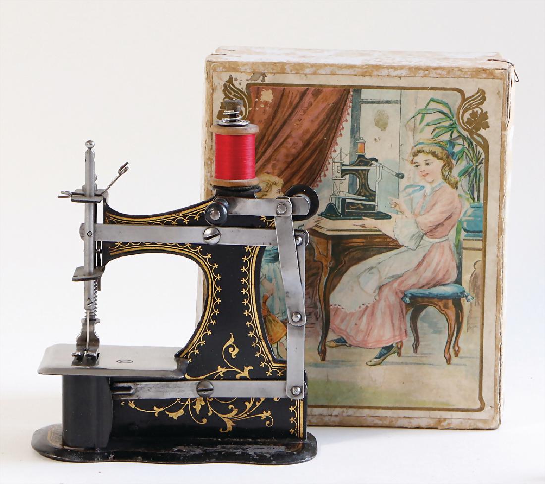 MÜLLER sewing machine, No. 1, bottom feed, gold decor, (1 of 1)