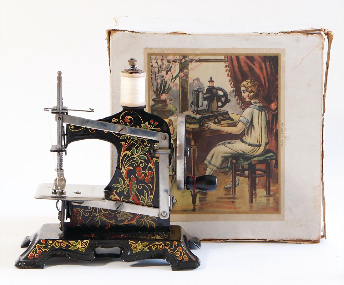 MÜLLER sewing machine, No. 5, parrot decor, good (1 of 1)