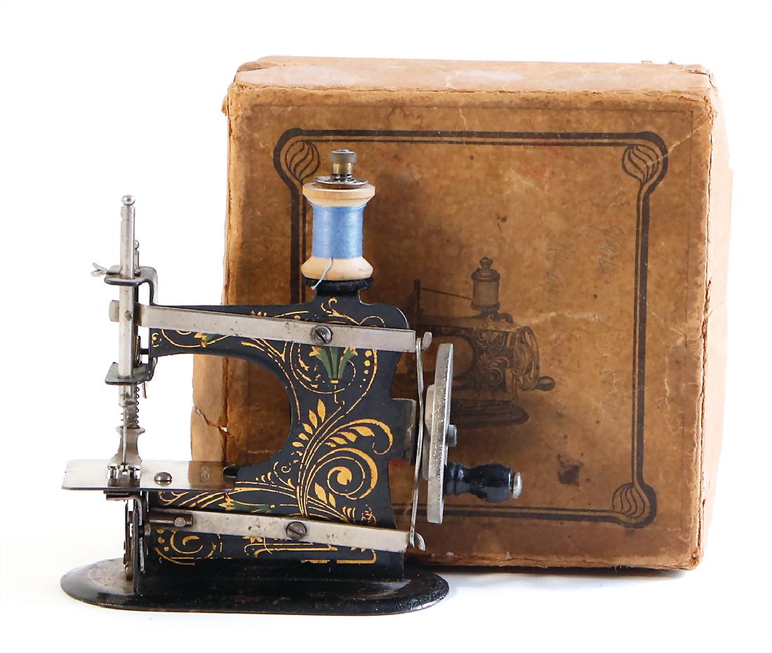 CASIGE sewing machine, No. 0, gold / green decor, in (1 of 1)