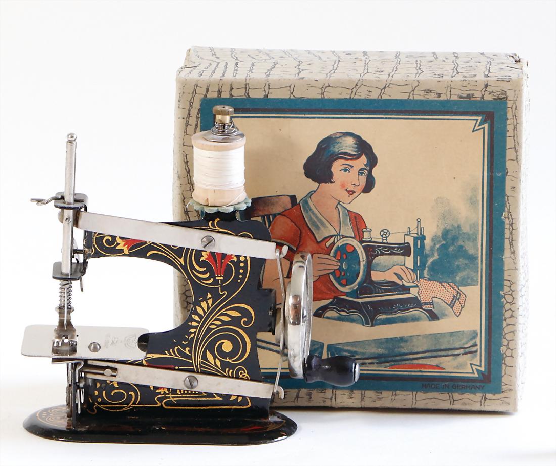 CASIGE sewing machine, No. 0, gold / red decor, in (1 of 1)