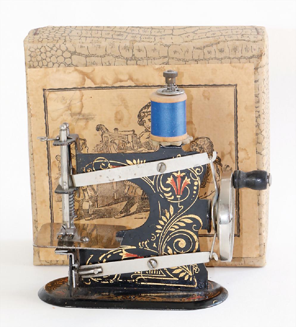 CASIGE sewing machine, number  0, gold / red flower (1 of 1)