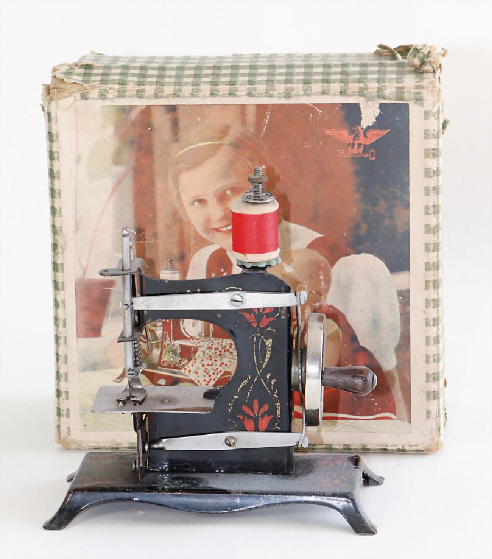 CASIGE sewing machine, No. 41, flowers decor, minimally (1 of 1)