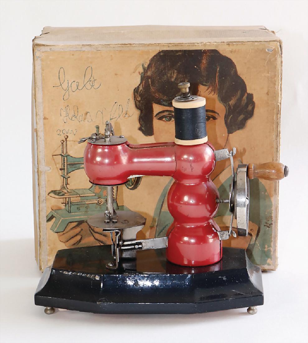 KELLER sewing machine, No. 30, machine with wooden (1 of 1)
