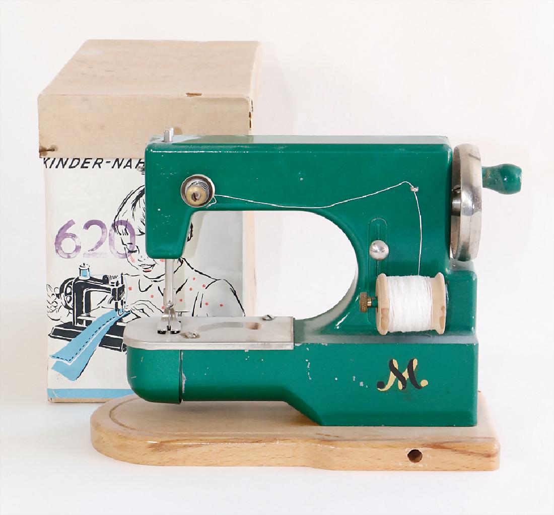 MÜLLER sewing machine, No. 620, free arm, green, in (1 of 1)