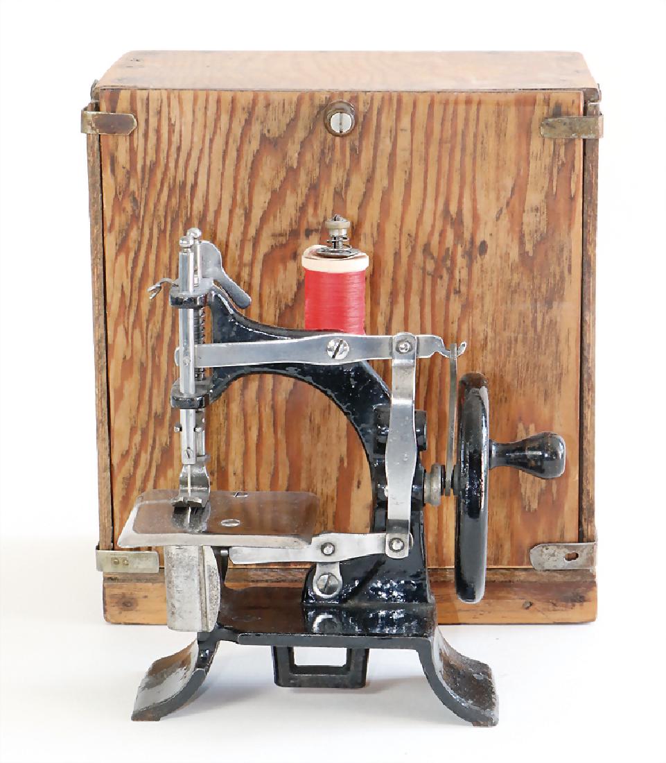 MÜLLER sewing machine, Nr.10, prototype, oscillated (1 of 1)
