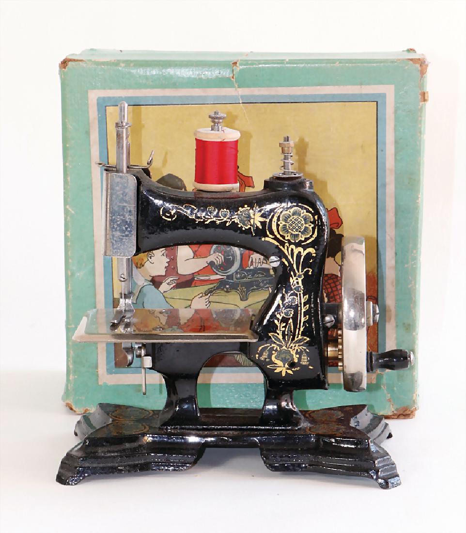 CASIGE sewing machine, No. 3, flowers decor, minimally (1 of 1)