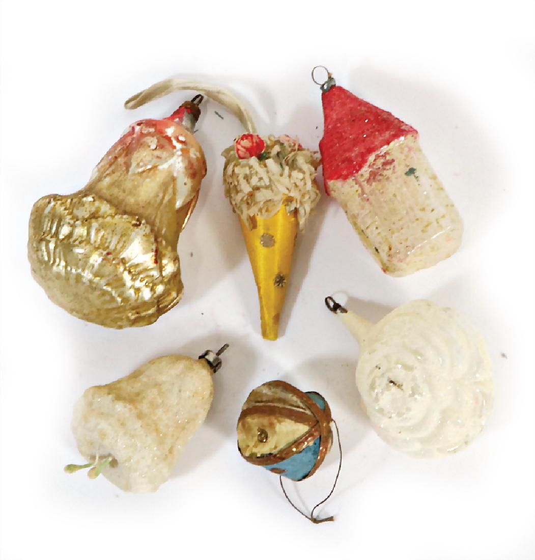 mixed lot of Christian tree balls, from different: mixed lot of Christian tree balls, from different ages, 3 of it with glimmer, 1x house, 8 cm, 1x shaped like a pear, mirror glass, 9 cm, with silk inserts, 4 cm, a nice lot German Description Konv. Ch