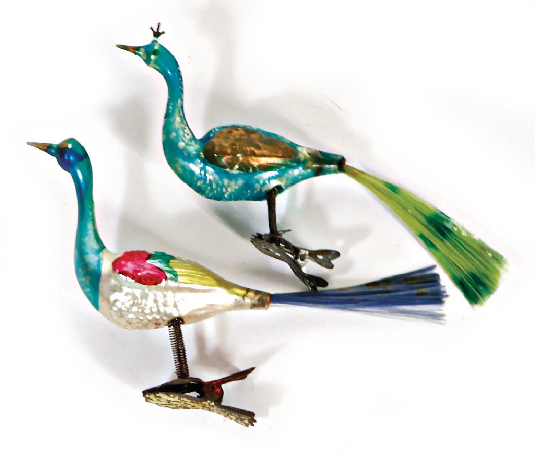 mixed lot of Christmas tree decoration, 2 pieces: mixed lot of Christmas tree decoration, 2 pieces peacocks, on clamp, mirror glass, painted with tail, height: 10 cm German Description Konv. Christbaumschmuck, 2 Teile Pfauen, auf Klammer, Spiegelglas