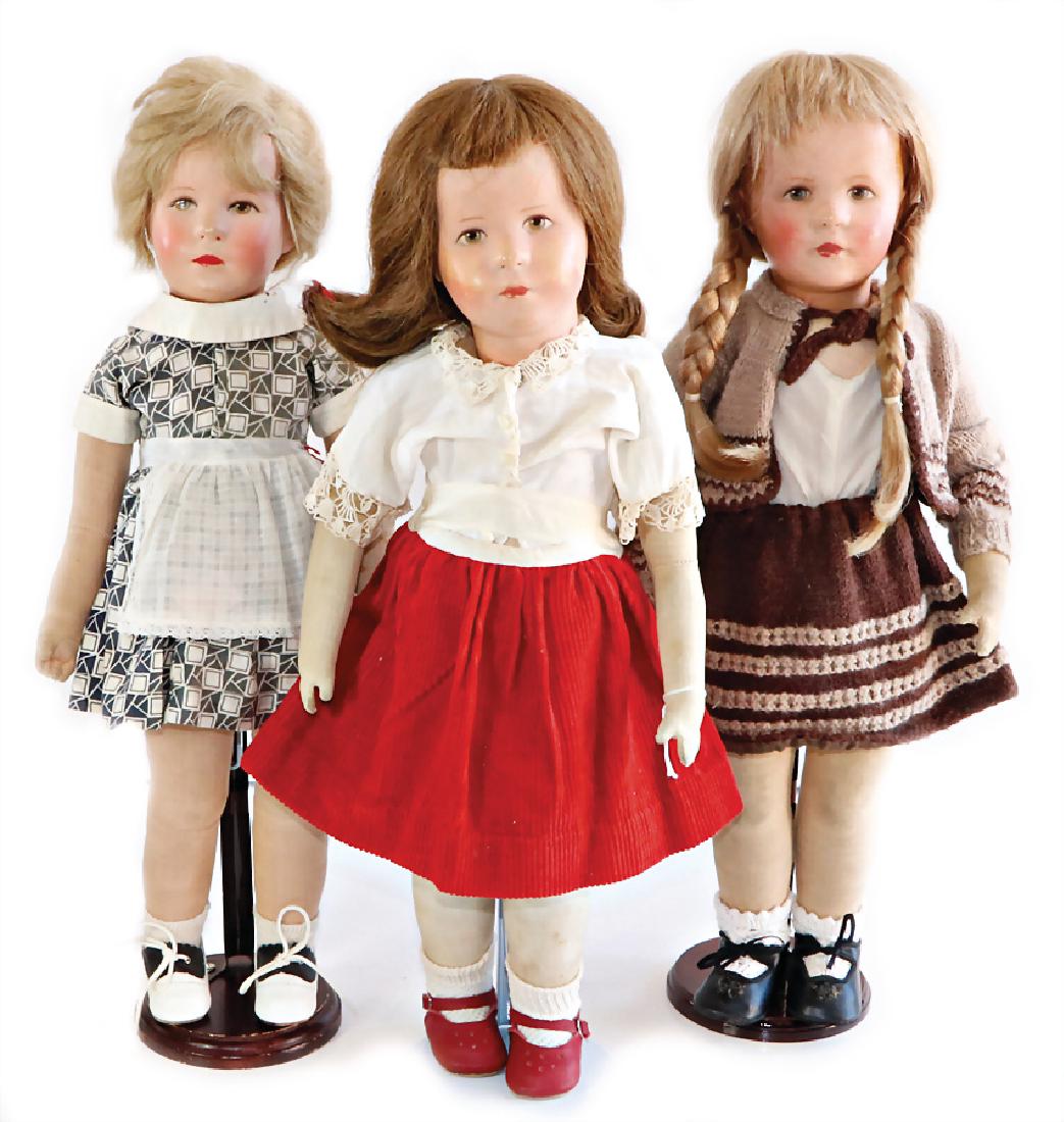 KÄTHE KRUSE mixed lot with 3x Ilsebill, 1x Ilsebill: KÄTHE KRUSE mixed lot with 3x Ilsebill, 1x Ilsebill plastic head, green painted eyes, the color on the cheeks is wear down, slightly covered in dust, otherwise good, nice original clothes, 50 cm, wit