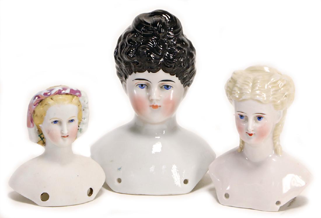 2 pieces, shoulder headed dolls, 1 enameled porcelain,: 2 pieces, shoulder headed dolls, 1 enameled porcelain, height: 8.5 cm, exceptional hairstyle, uncovered ears, painted eyes, closed mouth, the mounting with a flaked off part, 1 bisque porcelain should