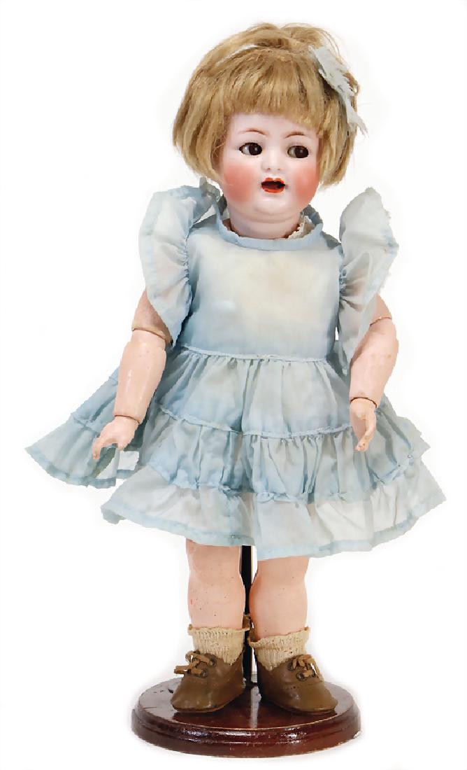 KÄMMER & REINHARDT Porzellankopf-Puppe, gem. SIMON &: KÄMMER & REINHARDT Porzellankopf-Puppe, gem. SIMON & HALBIG 126, braune Schelmenaugen, off. Mund, 2 Zähne oben, Echthaar-Perücke, auf Masse-Toddler-Körper, 30 cm German Description KÄMMER & REINH