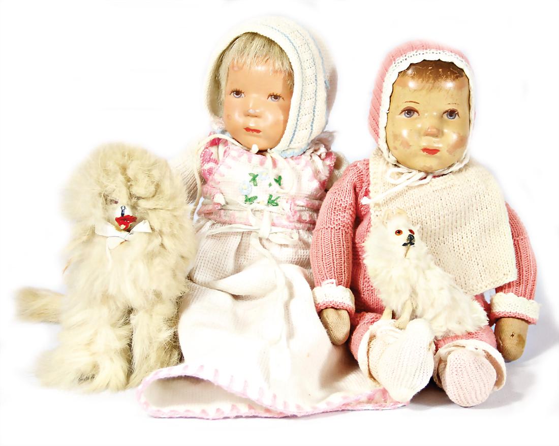 KÄTHE KRUSE 2x Däumelinchen, bespielt, Farbabrieb an: KÄTHE KRUSE 2x Däumelinchen, bespielt, Farbabrieb an einigen Stellen im Gesicht, 1x Nase etwas ausgebessert, dazu 2 kl. Fellhunde German Description KÄTHE KRUSE 2x Däumelinchen, bespielt, Farbabri