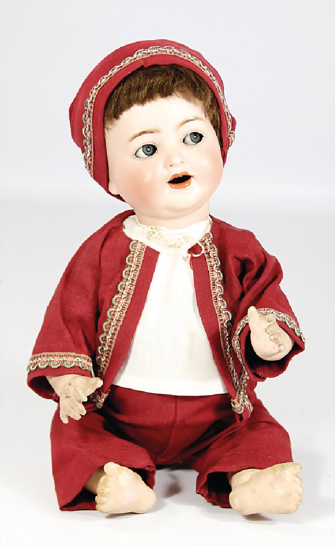 KÄMMER & REINHARDT Porzellankopf-Puppe, gem. SIMON &: KÄMMER & REINHARDT Porzellankopf-Puppe, gem. SIMON & HALBIG 126, blaue Schelmenaugen, off. Mund, 2 Zähne oben, Echthaar-Perücke, auf Masse-Sitzbaby-Körper mit abstehendem Zeh, 46 cm, Kleidung nach