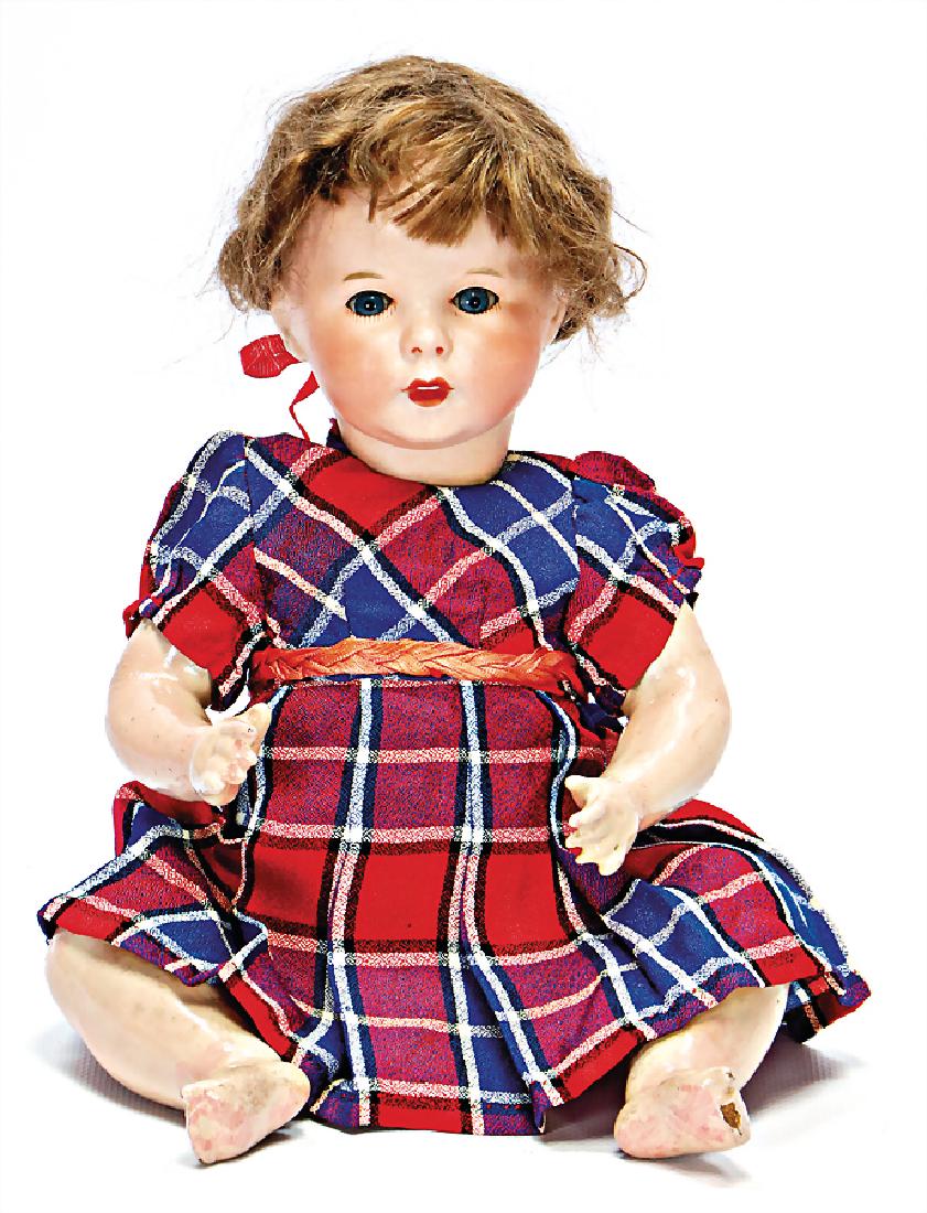 SFBJ 247, 29 cm, blaue Schlafaugen, off./geschl. Mund,: SFBJ 247, 29 cm, blaue Schlafaugen, off./geschl. Mund, angedeutet Zähne u. Zunge, Sitzbaby-Körper, Mohair-Perücke etwas zu klein, Alter?, Haarriss am Hinterkopf German Description SFBJ 247, 29 cm,