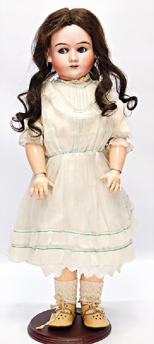MAX HANDWERK 305, Biskuit-Porzellankopf-Puppe, 65 cm,: MAX HANDWERK 305, Biskuit-Porzellankopf-Puppe, 65 cm, blaue Schelmenaugen, off. Mund, oben Zähne, Kinngrübchen, seitl. etwas Perückenpull, ausgeformter Gliederkörper, alte Kleidung u. alte Echthaa