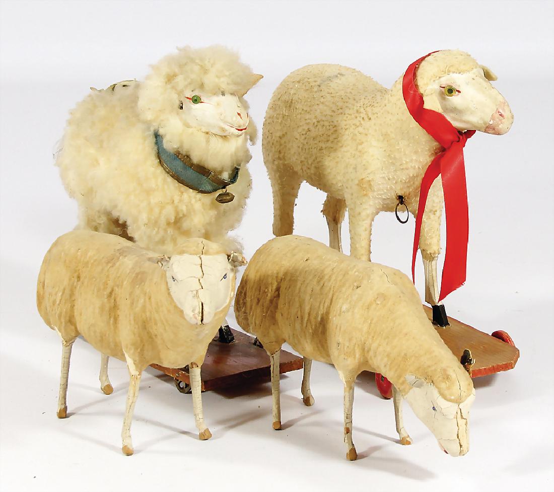 4 Schafe, 2x Papiermaché-Masse, ca. 20 cm, altersbed.: 4 Schafe, 2x Papiermaché-Masse, ca. 20 cm, altersbed. Farbabplatzer, 2x Schaf auf Rollen, 20 u. 24 cm German Description 4 Schafe, 2x Papiermaché-Masse, ca. 20 cm, altersbed. Farbabplatzer, 2x Schaf