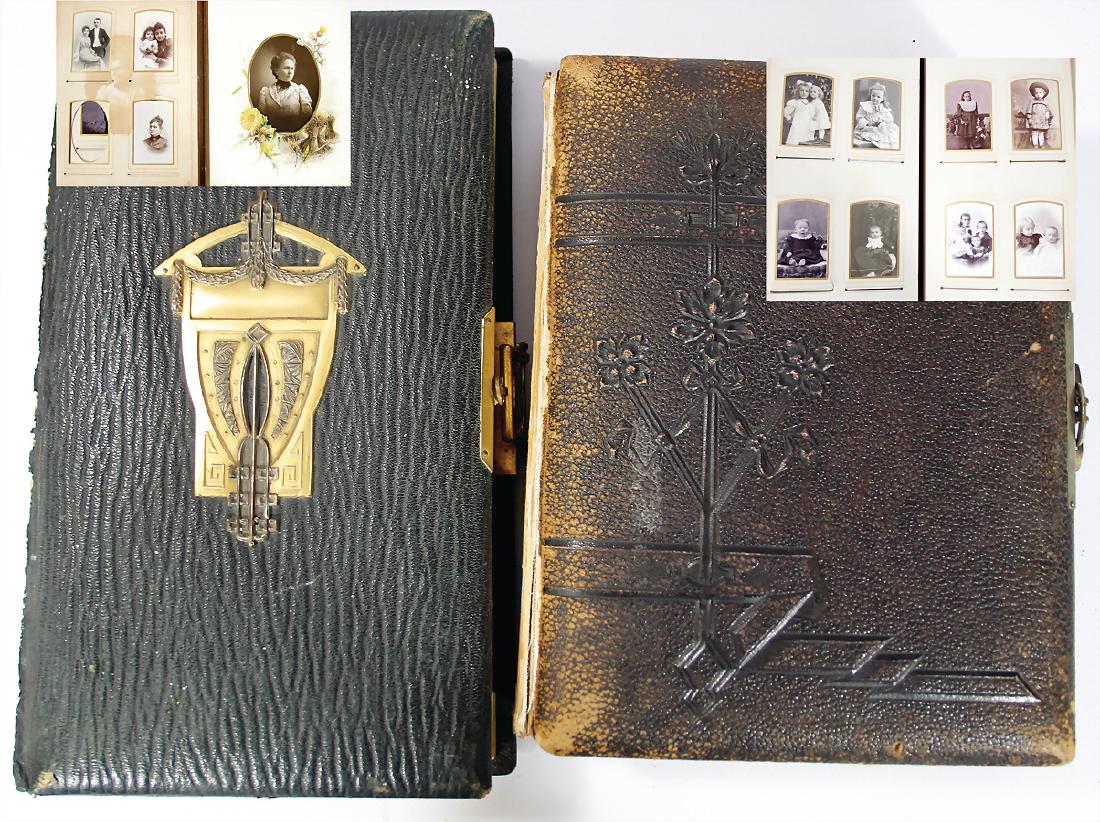 2 alte Fotoalben, Leder, gebunden, 1x mit gesetztem: 2 alte Fotoalben, Leder, gebunden, 1x mit gesetztem Jugendstilmotiv aus Messing, mit schönen alten Fotografien bitte besichtigen, beide Einbände eingerissen, bzw. 1x Buchrücken fehlt German Descrip