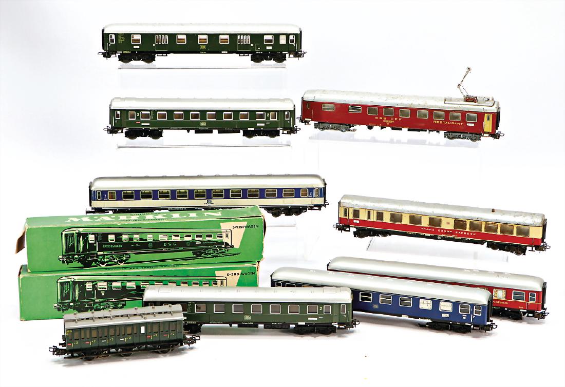 MÄRKLIN Konv. H0, Personenwagen, 11 Teile, bespielt,: MÄRKLIN Konv. H0, Personenwagen, 11 Teile, bespielt, teils gut, teils Lackfehler German Description MÄRKLIN Konv. H0, Personenwagen, 11 Teile, bespielt, teils gut, teils Lackfehler