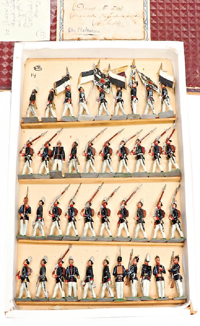 mixed lot c. 50 tin composition figures, plastic,: mixed lot c. 50 tin composition figures, plastic, various soldiers like soldier with flag, soldier with gun, marching, 5 cm, condition 3-4, in original box, caused of old age in worn condition, edges 