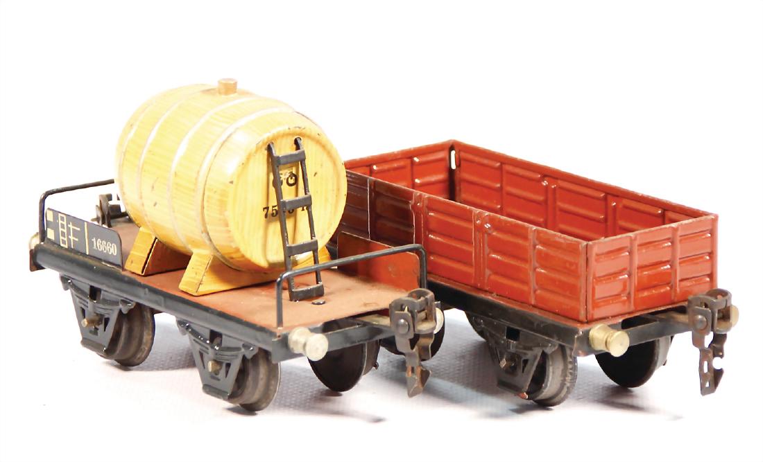 MÄRKLIN 2 pieces, track 0, opened freight waggon,: MÄRKLIN 2 pieces, track 0, opened freight waggon, 2-axled, 1666, car for wine casks, 2-axled, slightly used, good condition German Description MÄRKLIN 2 Teile, Spur 0, off. Güterwagen, 2-achsig, 16