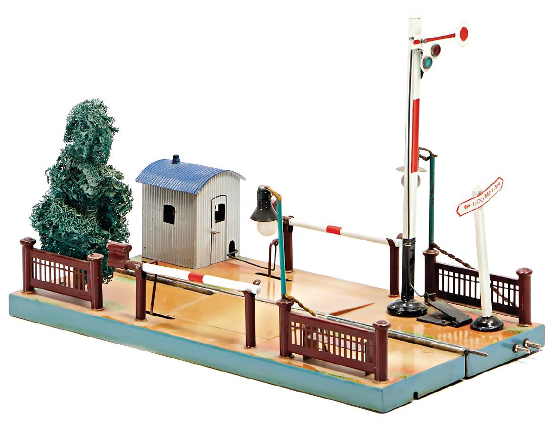 MÄRKLIN 13932-1, grade crossing, with signal lamp,: MÄRKLIN 13932-1, grade crossing, with signal lamp, house for level crossing attendants, good condition German Description MÄRKLIN 13932-1, Bahnübergang, mit Signallampe, Bahhnwärterhäuschen, gute