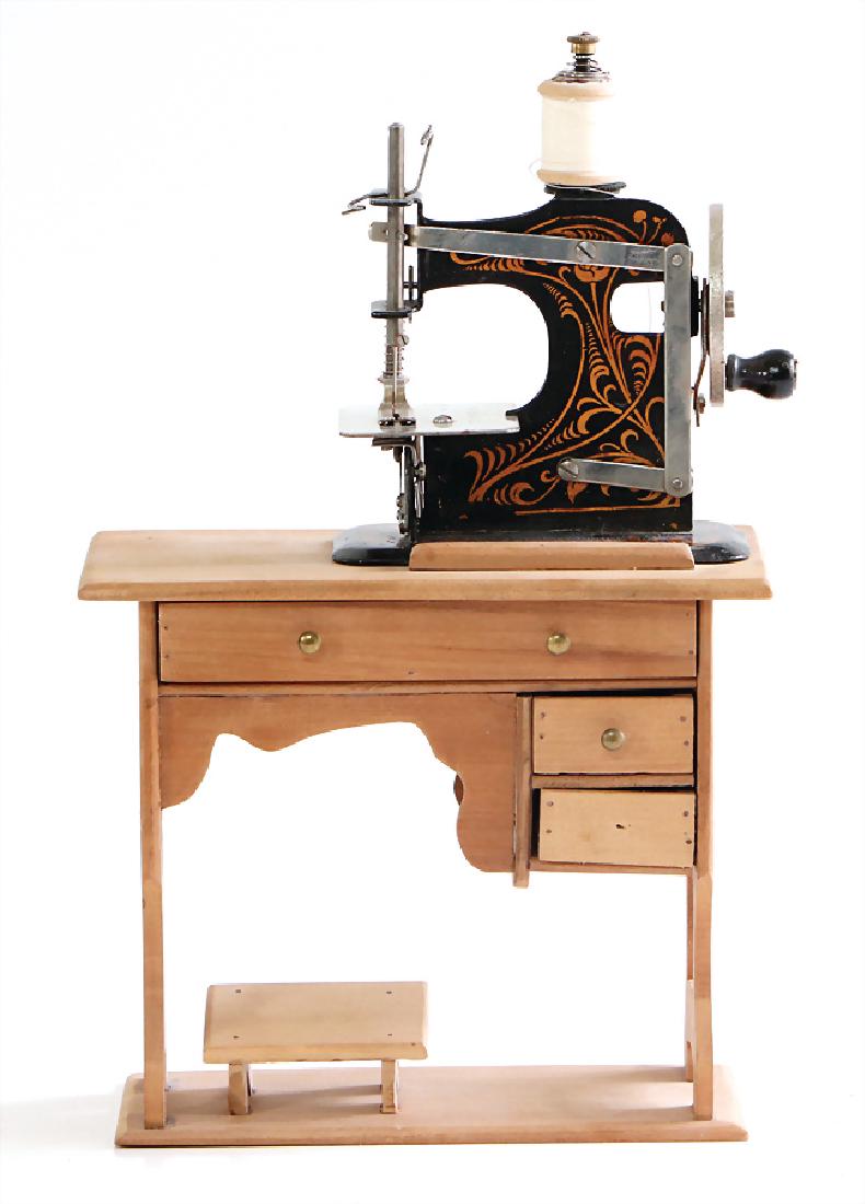 MüLLER sewing machine, No. 0, on a wooden table, (1 of 1)
