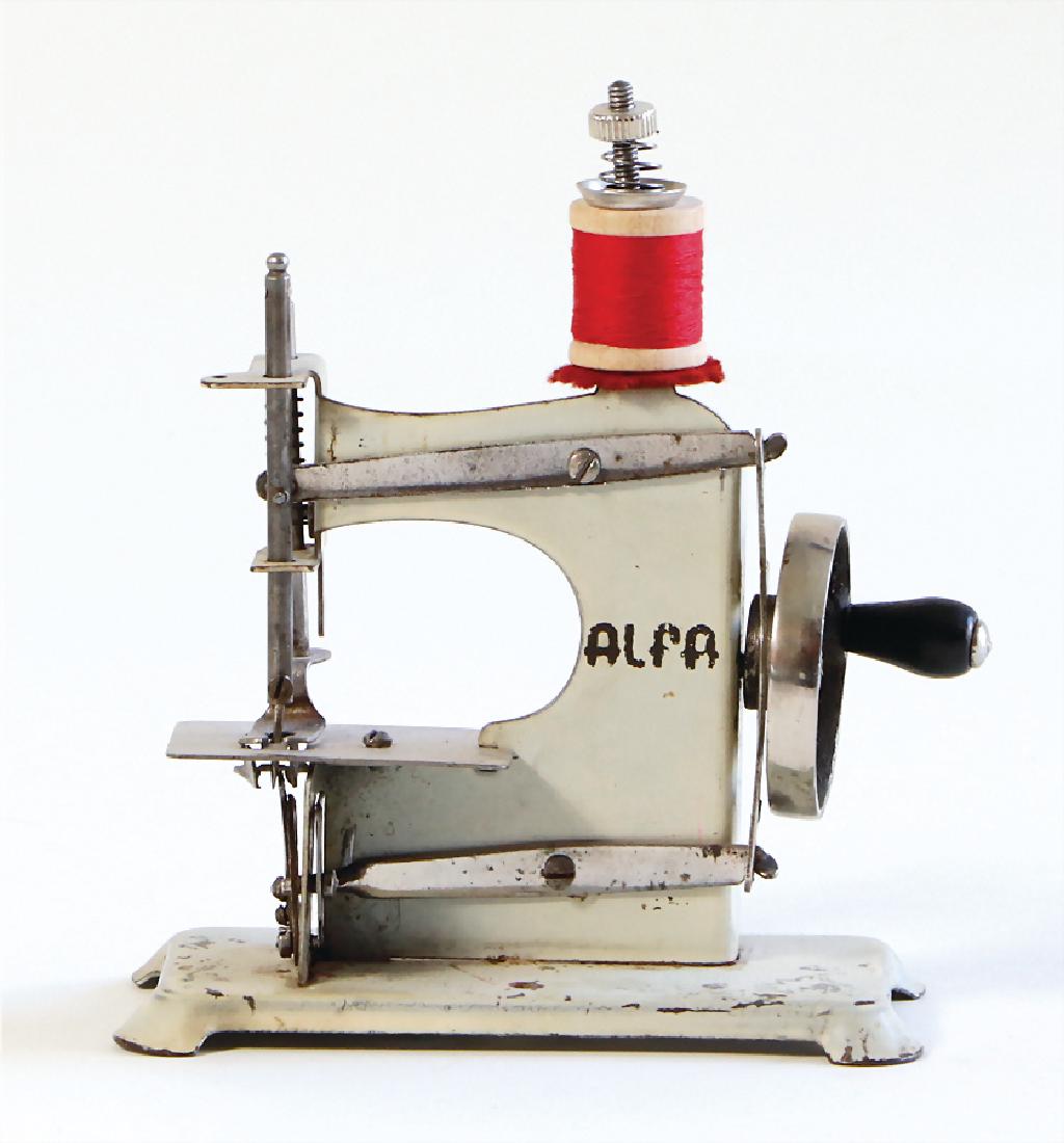 CASIGE sewing machine, No. 40, reproduction,: CASIGE sewing machine, No. 40, reproduction, construction year 1950, manufacturer : Alfa Spain, rare, Spanish reproduction, minimally scratches on the paintwork, slow hand crank , 11 x 9 cm German Des