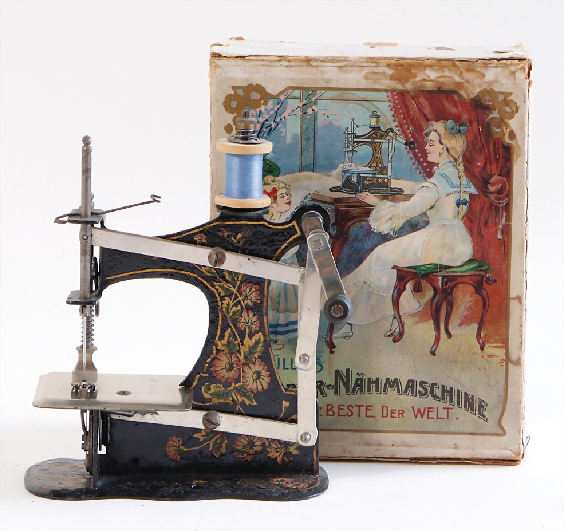 MÜLLER sewing machine, No. 1, bottom feed, in original: MÜLLER sewing machine, No. 1, bottom feed, in original box, construction year 1910, minimally scratches on the paintwork, otherwise good condition, working, 15 x 10 cm German Description MÜLLER Näh