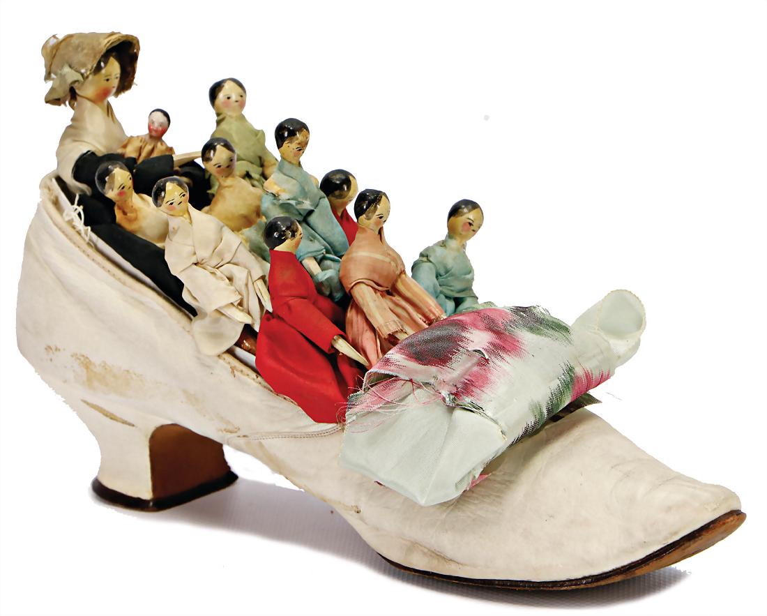 GRöDNERTAL dolls in a shoe, 11 small jointedwood dolls,: GRöDNERTAL dolls in a shoe, 11 small jointedwood dolls, 8-15 cm, carved wood , jointed arms and legs, nice original painting, nice original clothes, the idea of the old woman in a shoe with her child
