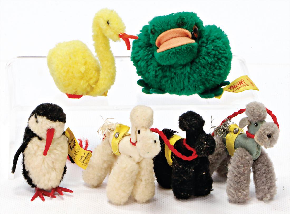 STEIFF 6 Teile Wollminiaturen, Knopf u. Fahne, Fahne: STEIFF 6 Teile Wollminiaturen, Knopf u. Fahne, Fahne teilw. verschlissen, bespielt-gut German Description STEIFF 6 Teile Wollminiaturen, Knopf u. Fahne, Fahne teilw. verschlissen, bespielt-gut