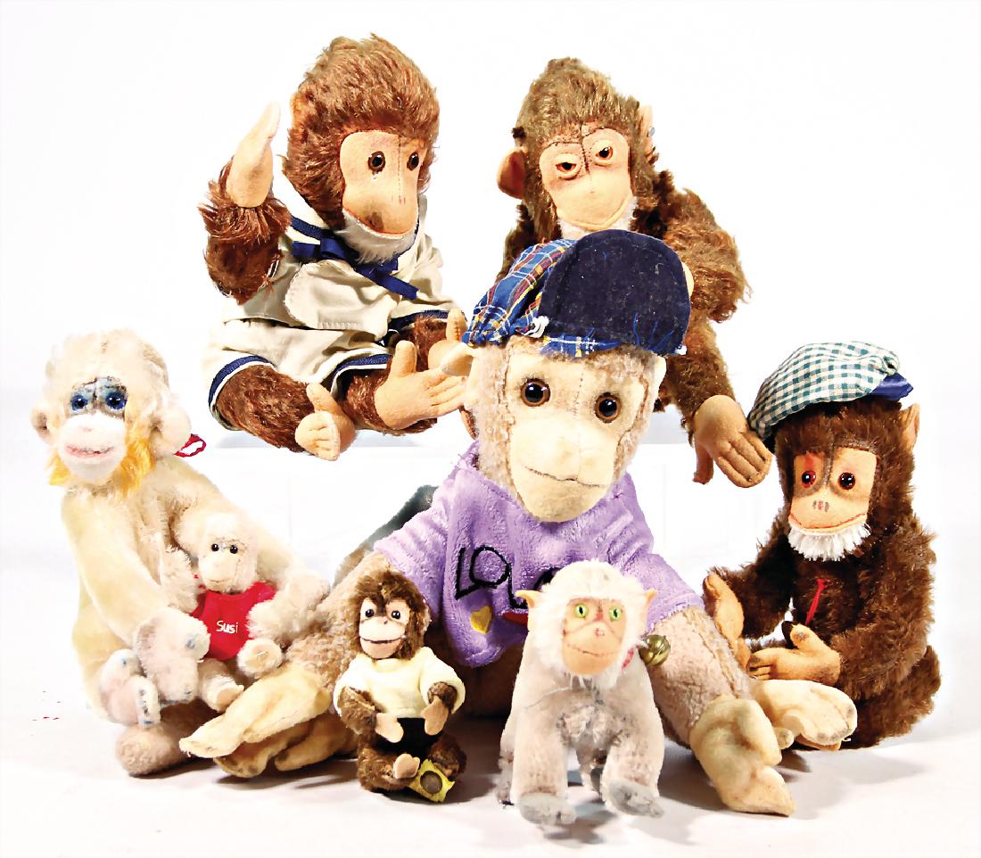 Konv. 8 Plüsch-Affen, STEIFF u. HERMANN, darunter 3x: Konv. 8 Plüsch-Affen, STEIFF u. HERMANN, darunter 3x Jocko mit Knopf, 2x Pavian ohne Knopf, Schild u. Fahne, Gr. zwischen 10 u. 25 cm German Description Konv. 8 Plüsch-Affen, STEIFF u. HERMANN, daru