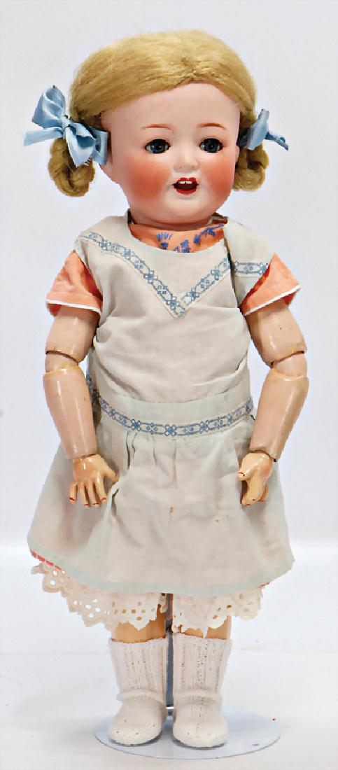 HEUBACH KÖPPELSDORF Porzellankopf-Puppe, gem. 342.2,: HEUBACH KÖPPELSDORF Porzellankopf-Puppe, gem. 342.2, blaue Schlafaugen, off. Mund, 2 Zähne oben, Zunge, Kunsthaar-Perücke auf Masse-Toddler-Körper, 42 cm German Description HEUBACH KÖPPELSDORF Po