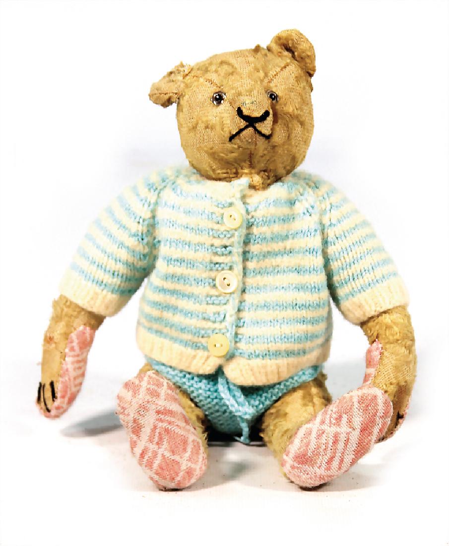 STEIFF Bär, Woll-Plüsch, Vorkrieg, 25 cm, lange: STEIFF Bär, Woll-Plüsch, Vorkrieg, 25 cm, lange abgeknickte Arme, abgeliebt, Tatzen übernäht, Einrissstelle am Ohr, Bestickung berieben German Description STEIFF Bär, Woll-Plüsch, Vorkrieg, 25 c