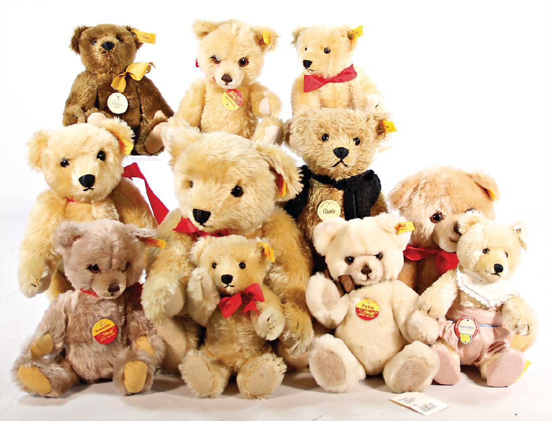 STEIFF Konv. Bären, neuere Produktion, 22-40 cm, mit: STEIFF Konv. Bären, neuere Produktion, 22-40 cm, mit Knopf u. Fahne, viele mit Schild, darunter Petsy, Teddy-Baby, Classic-Bären, 11 Teile German Description STEIFF Konv. Bären, neuere Produktion,