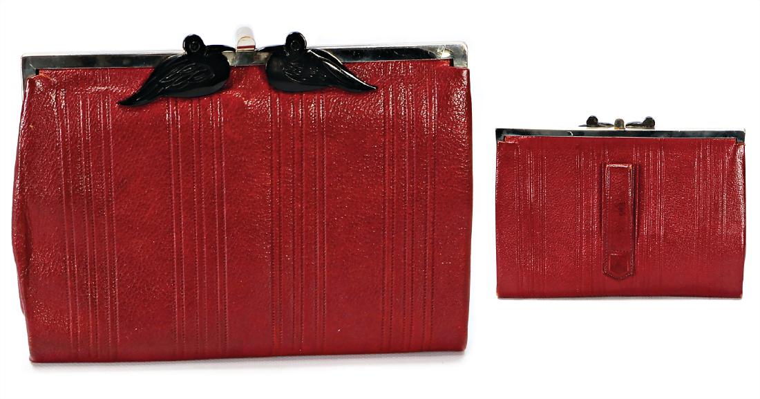 Clutch, bordeauxrotes Rindsleder, ca. 1930, mit 2: Clutch, bordeauxrotes Rindsleder, ca. 1930, mit 2 schwarzen Paradiesvögeln, silberfarbener Messingbeschlag auf Frontseite, H: 16 cm, B: 22 cm, altersbed. Gebrauchsspuren, sonst guter Zust. German