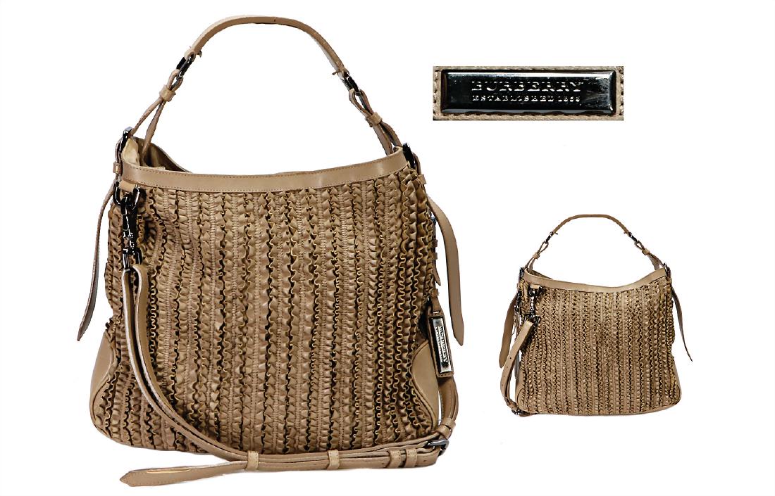 BURBERRY Handtasche, weiches Kalbsleder, Taupe, Rü: BURBERRY Handtasche, weiches Kalbsleder, Taupe, Rüsschen-Optik auf Front- und Rückseite, größenverstellbarer Schultertrageriemen, anthrazitfarbene Beschläge, 1 zusätzl.