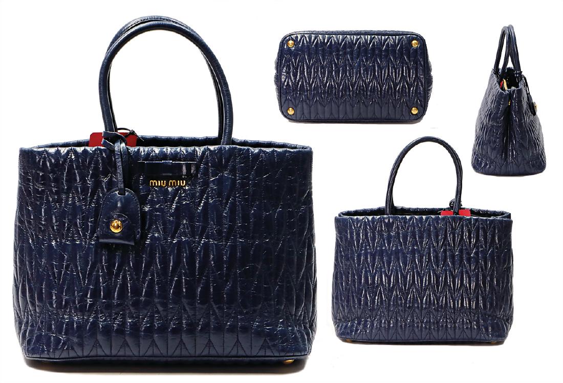 MIUMIU Handtasche, blaues Leder, goldfarbene MiuMiu: MIUMIU Handtasche, blaues Leder, goldfarbene MiuMiu Letter auf der Frontseite, darüber eine Leder-Schleife, 3 Fülltaschen, 1x mit Reißverschluss, 3 Seitentaschen, 1x mit Reißvers
