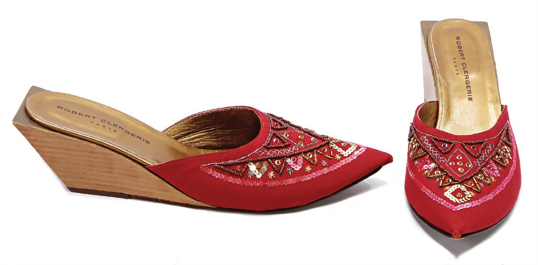 ROBERT CLERGERIE Schuhe, Keilabsatz, roter Stoff,: ROBERT CLERGERIE Schuhe, Keilabsatz, roter Stoff, Ledersohle, Gr. ca. 39, orientalische Perlenarbeit, sehr guter Zust. German Description ROBERT CLERGERIE Schuhe, Keilabsatz, roter Stoff, Ledersohle, 