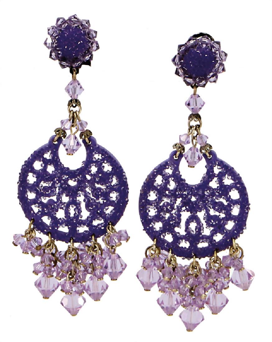 DUBLOS Modeschmuck, Ohrclips, lila, mit Steinbesatz und: DUBLOS Modeschmuck, Ohrclips, lila, mit Steinbesatz und Anhänger German Description DUBLOS Modeschmuck, Ohrclips, lila, mit Steinbesatz und Anhänger