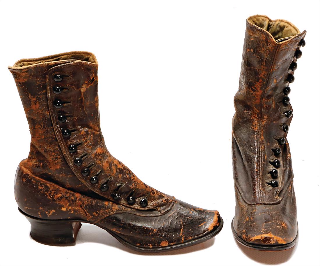 Kinderstiefel, Leder, seitl. geknöpft, mit Absatz,: Kinderstiefel, Leder, seitl. geknöpft, mit Absatz, L: ca. 18,5 cm, altersbed. Gebrauchsspuren, Einrissstelle am Schaft German Description Kinderstiefel, Leder, seitl. geknöpft, mit Absatz, L