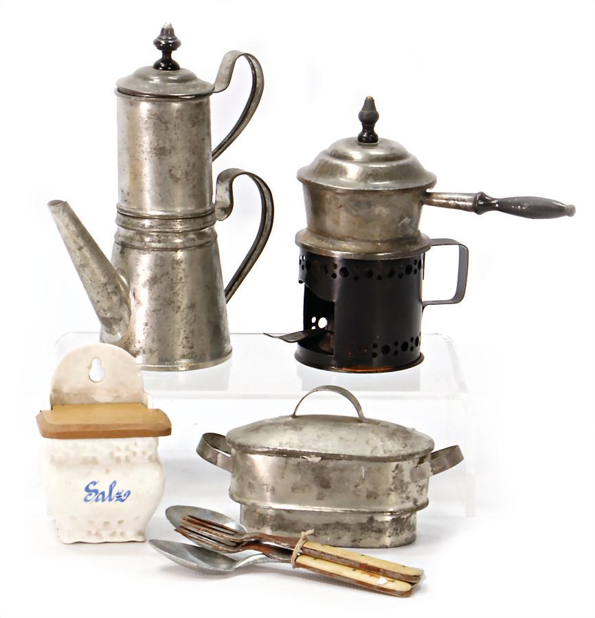 mixed lot of  doll kitchen pieces, tinplate, (1 of 1)