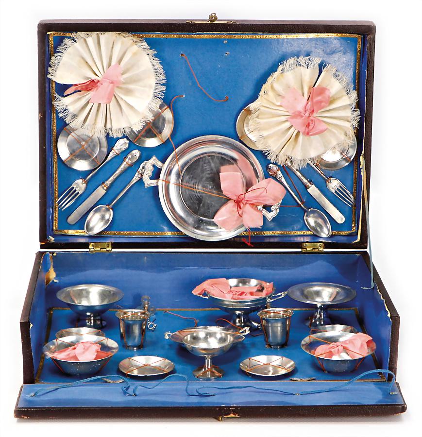 dollhouse dinner service, tin, Dinette, France,: dollhouse dinner service, tin, Dinette, France, original casket, width: 28.5 cm German Description Puppenstuben-Speise-Service, Zinn, Dinette, Frankreich, Orig.-Schatulle, B: 28,5 cm